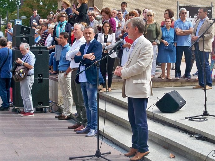 El alcalde de Zaragoza, Pedro Santisteve, en el acto de la plaza del Pilar