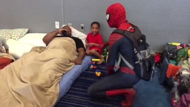 Spider-Man visita a los niños evacuados en Houston