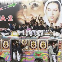 La Justicia paquistaní absuelve a cinco talibán y declara prófugo a Musharraf en el caso sobre Benazir Bhutto