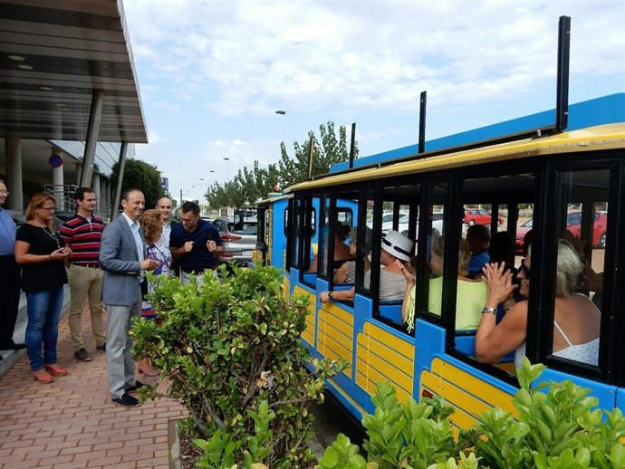El consejero Javier Celdrán saluda a un grupo de turistas checos 