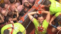 La Guardia Civil recupera 15 móviles, 727 euros, 20 libras y atiende 300 auxilios en La Tomatina 