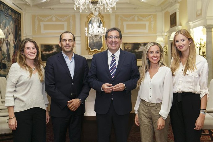 Alumnas de Másteres del Instituto Cajasol inician prácticas en empresas