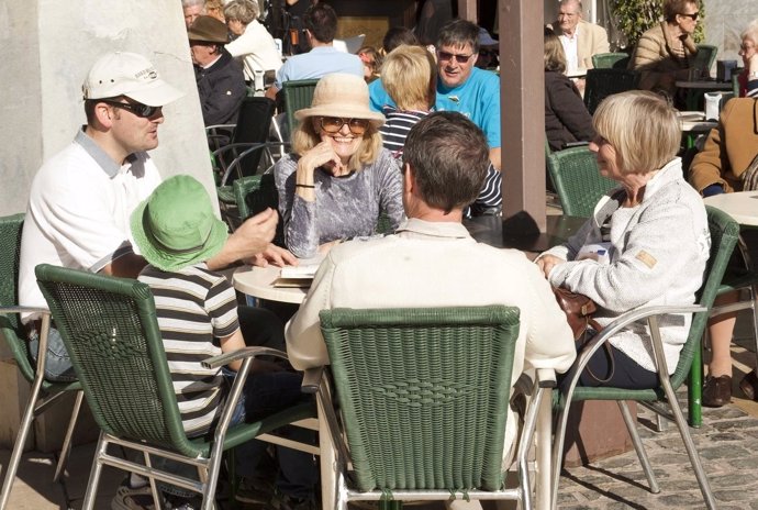 Tursitas extranjeros en una terraza de Cartagena