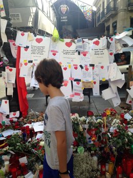 Un homenatge de l'atemptat de la Rambla, davant la Boqueria, Barcelona