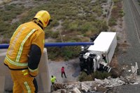 Tres heridos en un accidente múltiple en la N-338 en el que un camión ha caído desde un puente en IFA