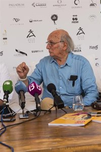 Carlos Saura anuncia en Ibiza que en 2018 iniciará el rodaje de su musical 'El Rey de todo el Mundo' 