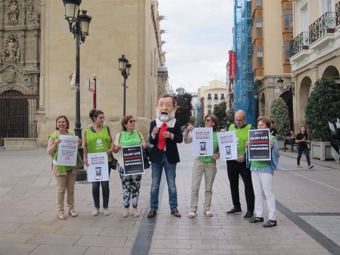 Miembros de Oxfam Intermon junto al cabezudo de Rajoy    