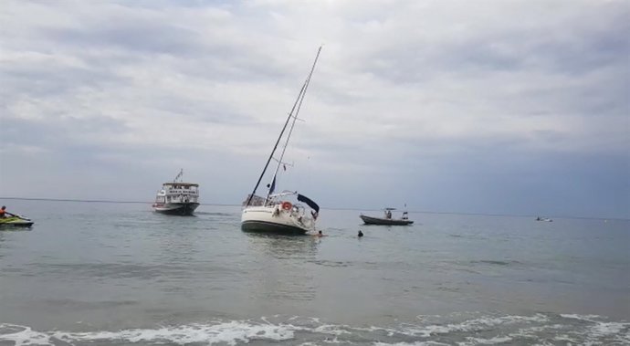 El velero varado en la playa de Benidorm