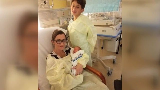Un niño de 10 años salva la vida de su hermano recién nacido ayudando en el part