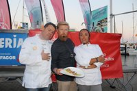 El chef Daniel del Toro ofrece en Mazagón (Huelva) un showcooking dentro del programa de actividades previos a la Regata