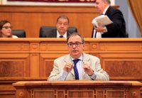 Mora monopoliza la voz del PSOE y acumula más de 70 intervenciones replicando al PP: "Yo contra todos"