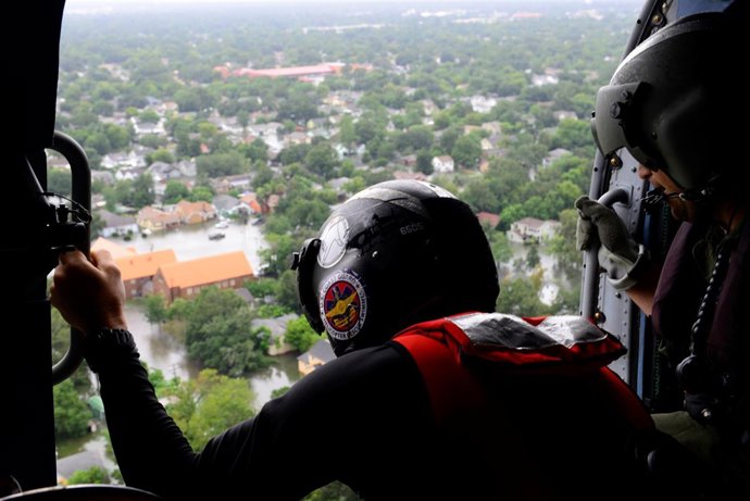 Un helicóptero de la Guardia Costera de EEUU realiza labores de rescate en Texas
