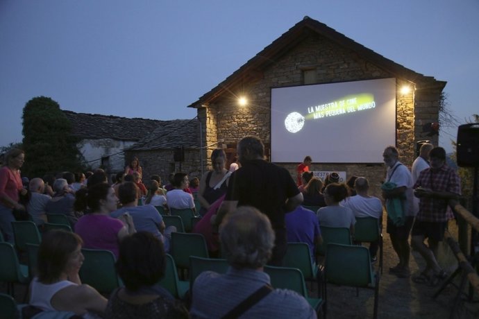 Público en la Muestra de Cine Más Pequeña del Mundo, en Ascaso de noche