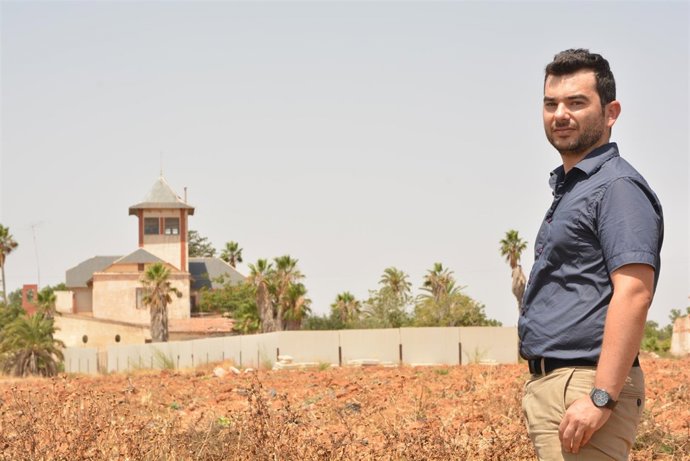 El autor de la investigación en alrededores de las villas Calamari y Boticaria