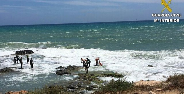 Rescate de los dos bañistas en Torrevieja
