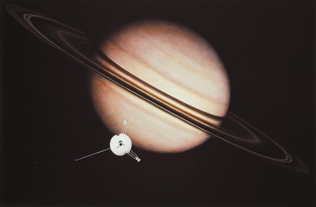 Impresión de Pioneer 11 sobre una de las imágenes que remitió desde Saturno