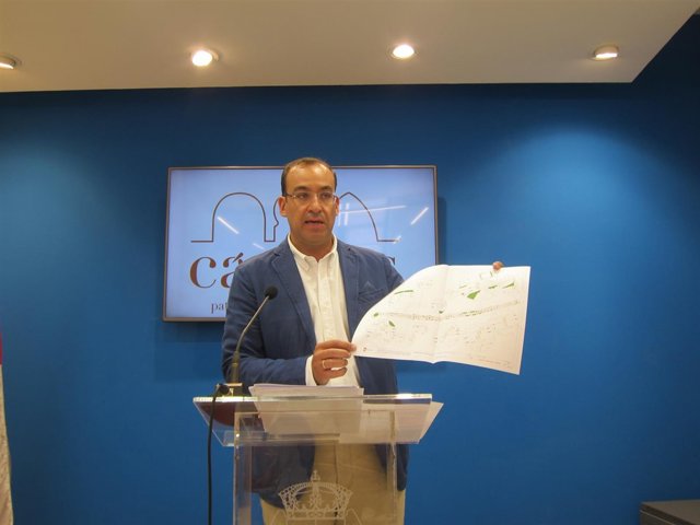 Rafael Mateos muestra el plano de la avenida de la Hispaniad de Cáceres    