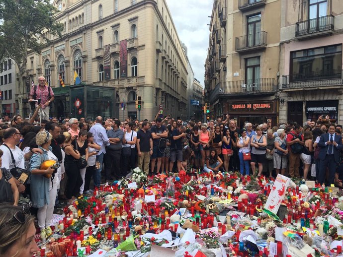 Homenaje de los ciudadanos en el lugar del atentado