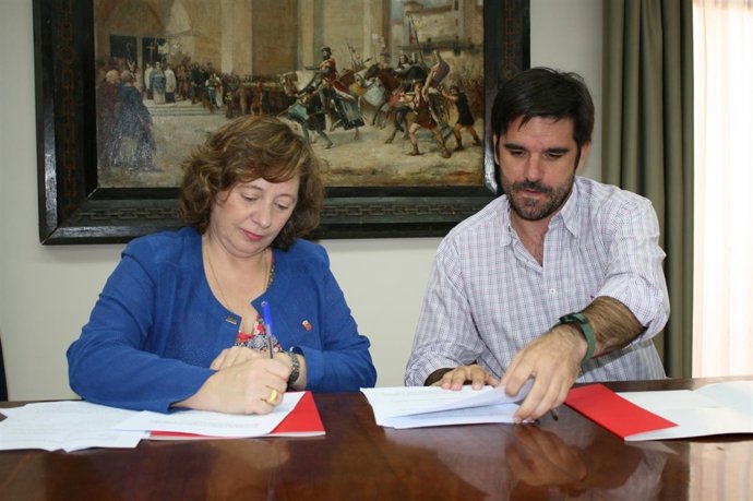 La consejera Elizalde y el alcalde Larrarte firman el convenio de colaboración.