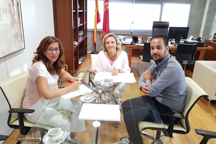 Reunión de la alcaldesa con la consejera de Educación 