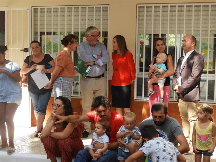 Alumnos y padres inician el curso en la Escuela Infantil 'Dumbo'