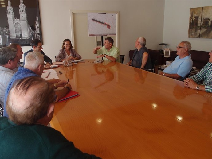 Imagen de la reunión con los vecinos     