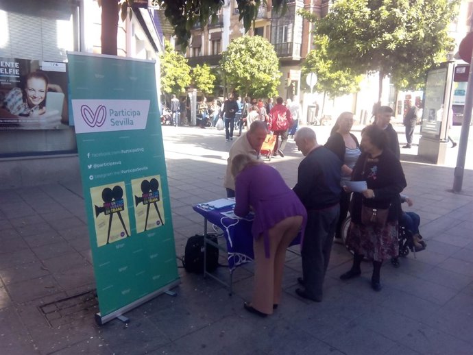 Recogida de firmas en Triana.                  