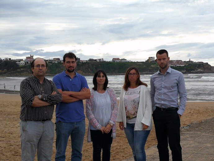 Concejales del PP y el PRC en la playa de La Concha