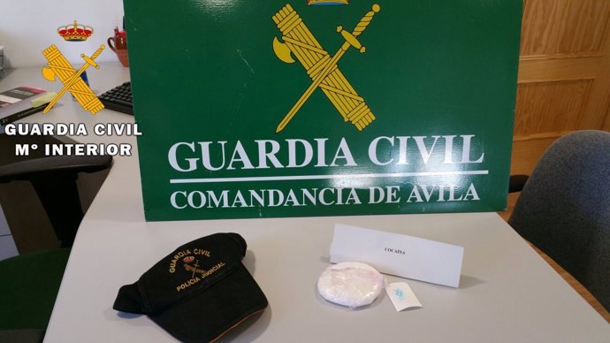 Droga intervenida al detenido. 