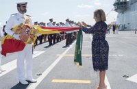 Diputación impone la corbata de la Provincia a la Bandera de la Flota del 'Juan Carlos I'