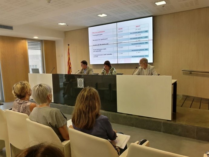 La consellera D.Bassa, en roda de premsa