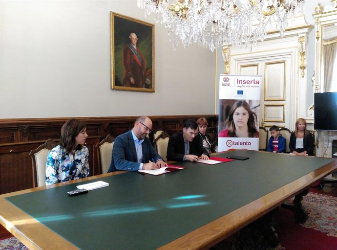 El alcalde de Santiago, Martiño Noriega, y el vicepresidente de Fundación ONCE