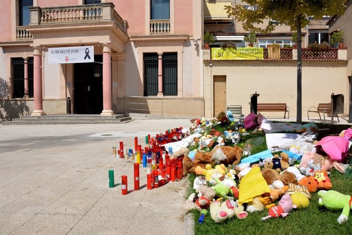Las muestras de condolencias por los atentados ante el Ayuntamiento de Rubí