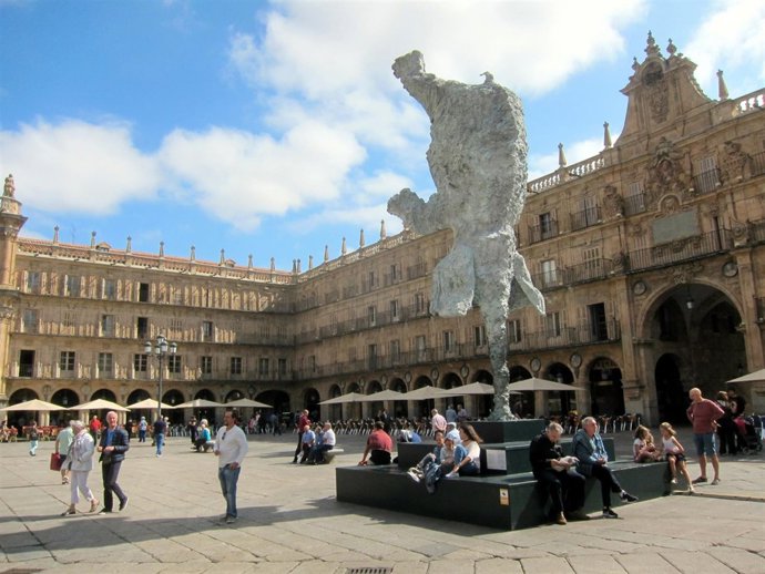 Escultura de Barceló en la Plaza Mayor de Salamanca