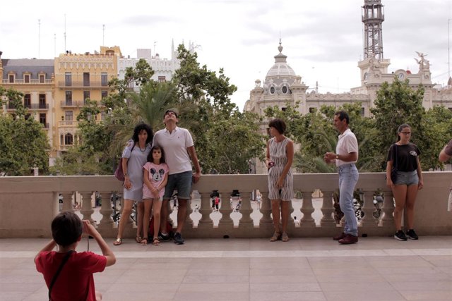 Visitantes en el Balcón del Ayuntamiento