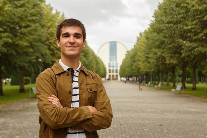 El estudiante Jorge Valencia Antón en el campus de la UPNA.