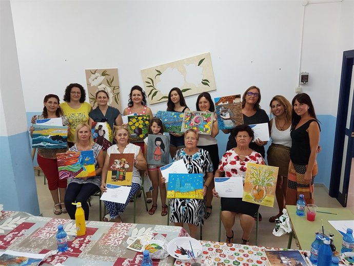Las alumnas del taller de pintura con sus creaciones.