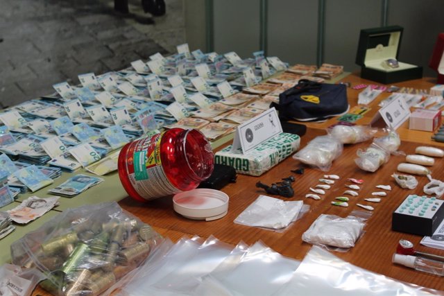 Cantidad de droga y dinero intervenida por la Guardia Civil 