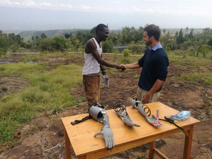 Estudiante diseña brazos protésicos para personas en Kenia