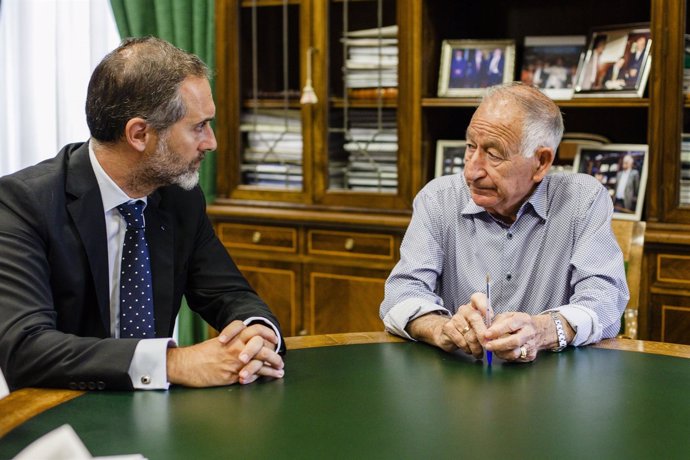 Gabriel Amat y Joaquín Rodríguez, de Caixabank, durante la firma del acuerdo.