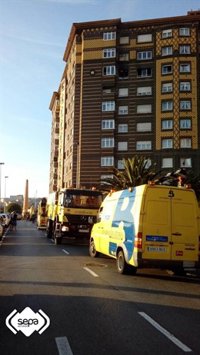 Un hombre de 40 años resulta intoxicado leve en un incendio en un piso de Avilés