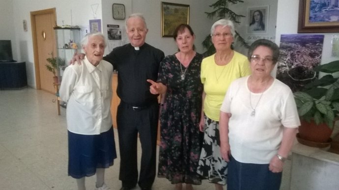 Visita del obispo de Zamora a la residencia desalojada por el incendio