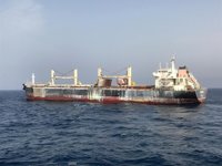 El armador del 'Cheshire' busca un puerto donde descargar su contenido y reparar el buque