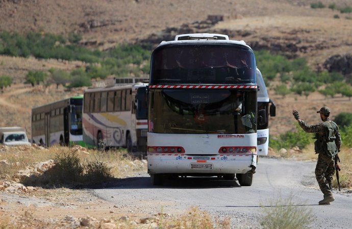 Convoy de rebeldes y refugiados sirios en Arsal, cerca de la frontera con Siria