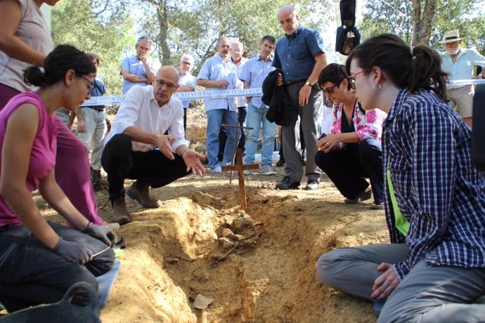 El conseller Raül Romeva visita la exhumación de una tumba en Cassà de la Selva