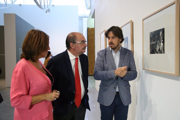 Lambán vistia la exposición 'Ramón Masats. Buñuel en Viridiana'.