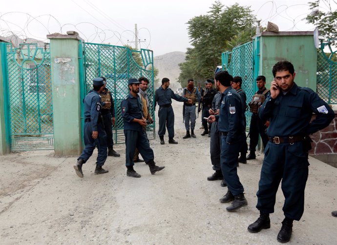 Policías afganos cerca del lugar de las explosiones en Kabul