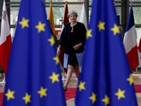 May asegura que la ley de revocación evitaría que el Brexit llegara "al borde del precipicio"