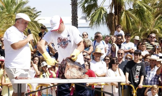 Roqueo de un atún en Isla Cristina (Huelva).