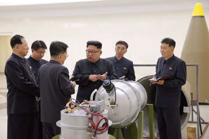 Kim Jong Un inspecciona una bomba de hidrógeno